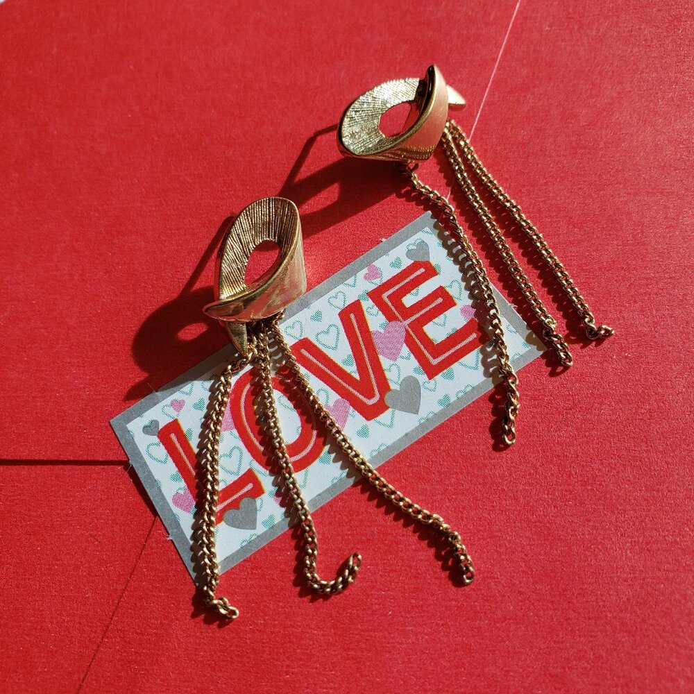 Fun Vintage gold-toned dangly earrings